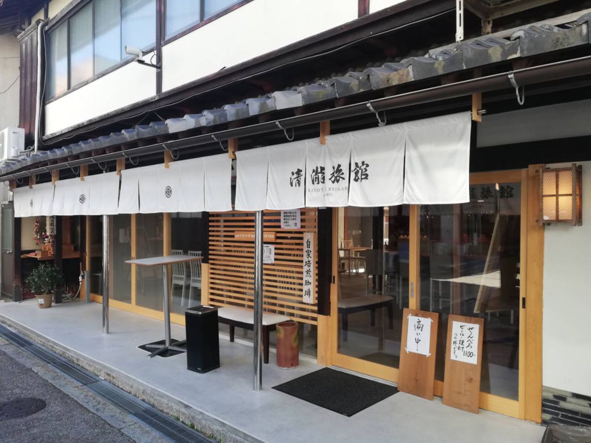 のれんの掛かった玄関