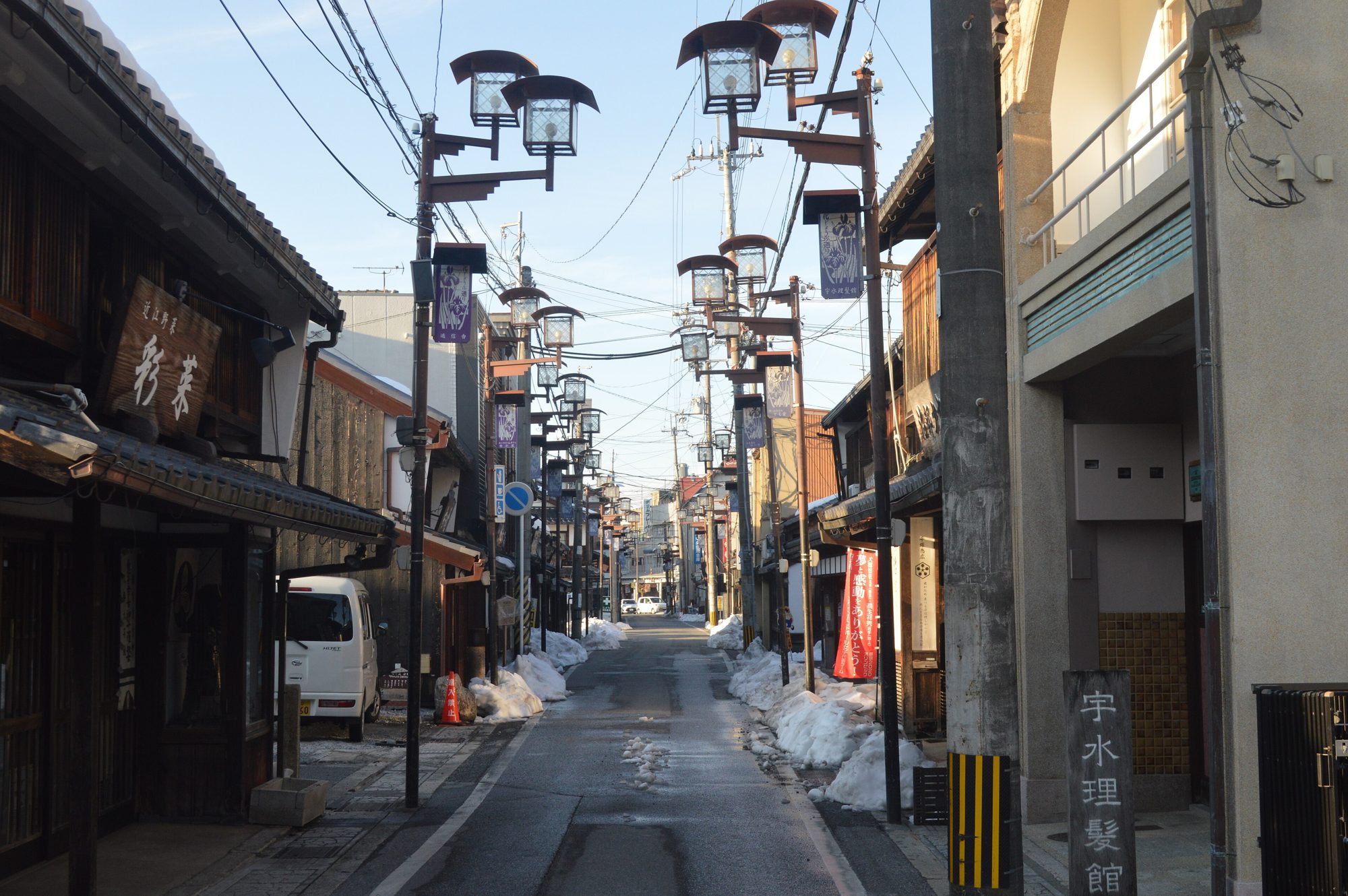 宿のすぐそばの花しょうぶ通り。街灯と町家が続く古い町並み