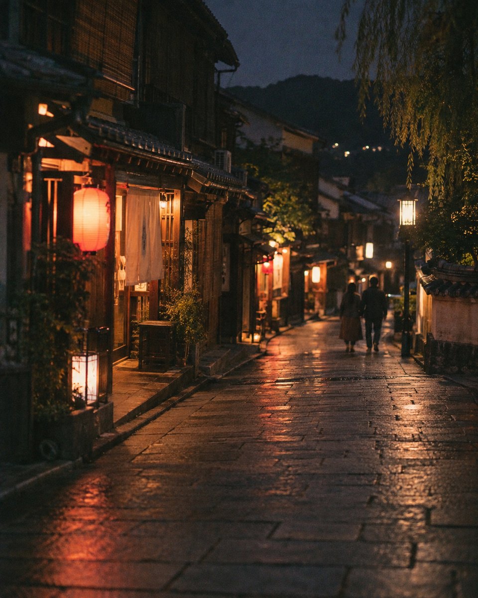 夜、明かりのついた飲み屋さんの並ぶ通り(イメージ)